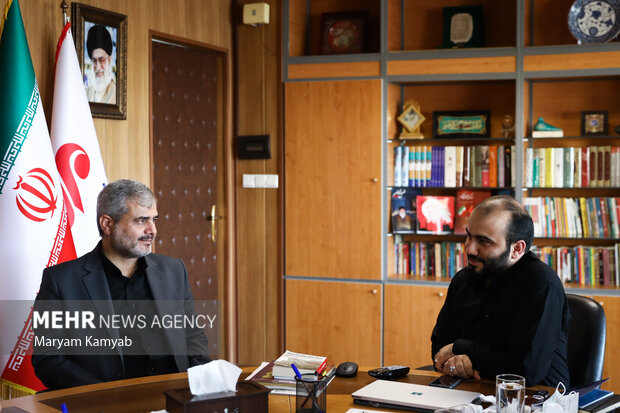 محمد شجاعیان مدیر گروه رسانه ای مهر در حال گفتگو با علی القاصی مهر رئیس کل دادگستری تهران است