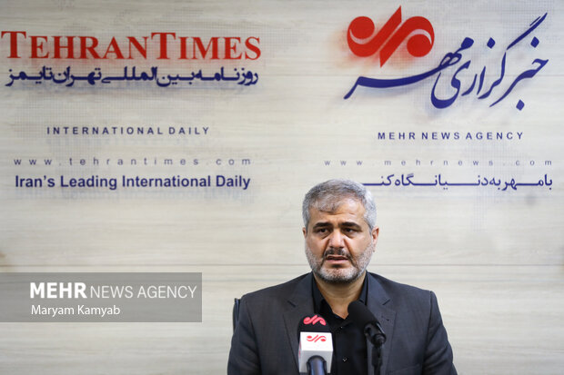 علی القاصی مهر رئیس کل دادگستری تهران در حال پاسخگویی به سوالات خبرنگار مهر است