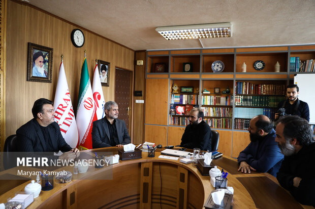 محمد شجاعیان مدیر گروه رسانه ای مهر در حال گفتگو با علی القاصی مهر رئیس کل دادگستری تهران است