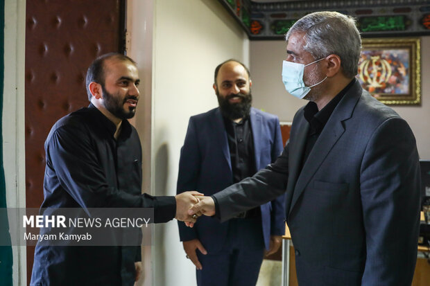 محمد شجاعیان مدیر گروه رسانه ای مهر در حال استقبال از علی القاصی مهر رئیس کل دادگستری تهران است
