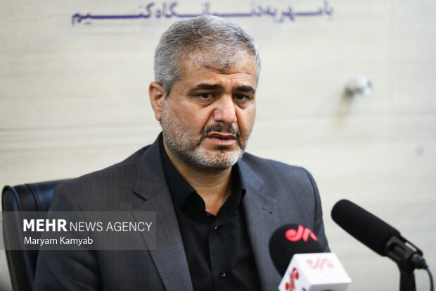 علی القاصی مهر رئیس کل دادگستری تهران در حال پاسخگویی به سوالات خبرنگار مهر است