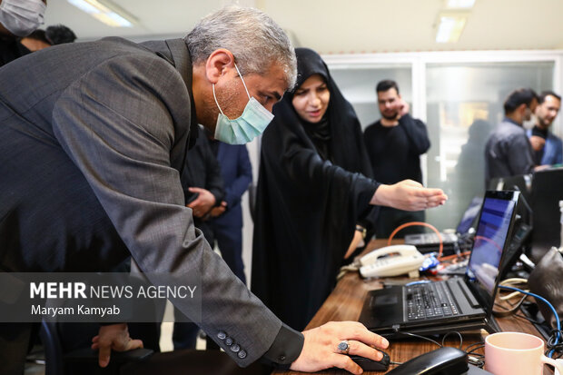 علی القاصی مهر رئیس کل دادگستری تهران در حال انتشار خبر بازدید خود از خبرگزاری مهر است