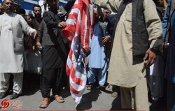 افغانستان میں امریکہ مخالف مظاہرہ، امریکی پرچم نذر آتش+تصاویر