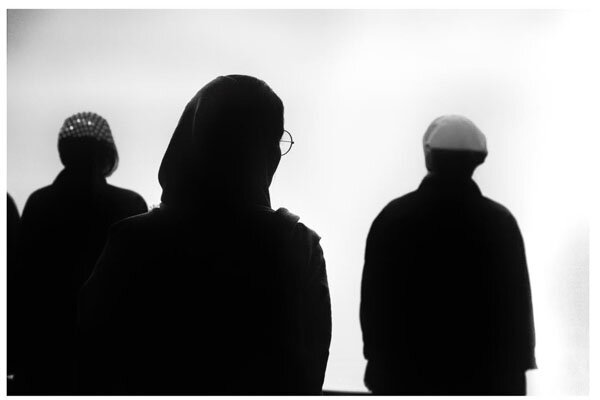 جنگ چهره زنانه ندارد/ دخترانی که همراه مردان اسلحه به دست گرفتند