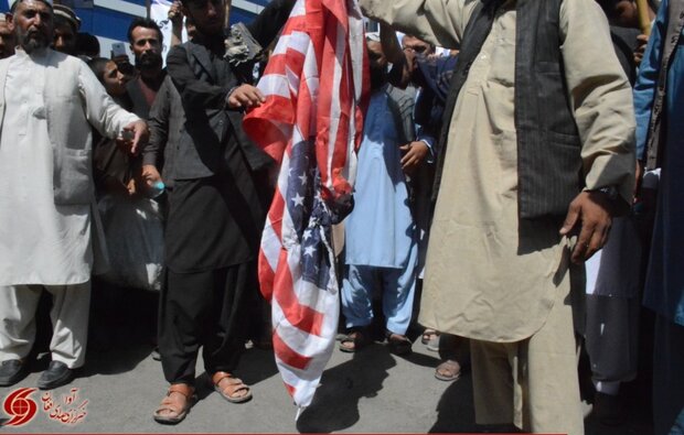 مردم افغانستان پرچم آمریکا را لگدمال کرده و به آتش کشیدند+ تصاویر