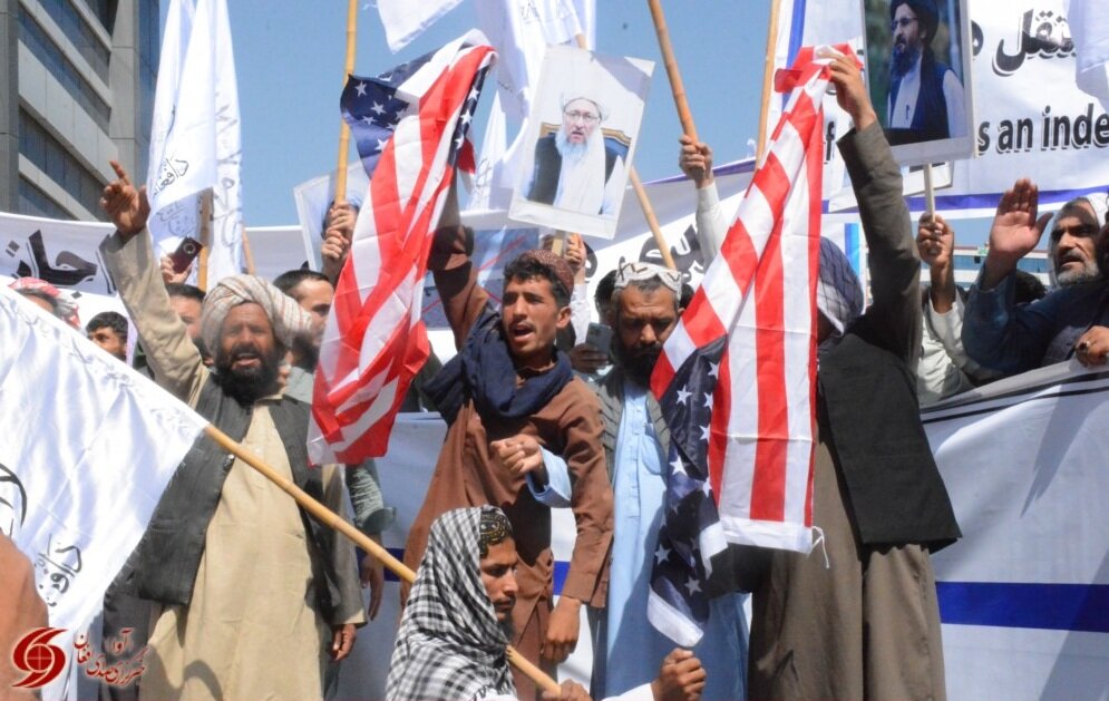 افغانستان میں امریکہ مخالف مظاہرہ، امریکی پرچم نذر آتش+تصاویر