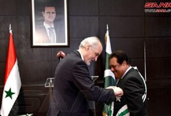 Beşar Esad, Pakistan Büyükelçisine Suriye Liyakat Nişanı verdi