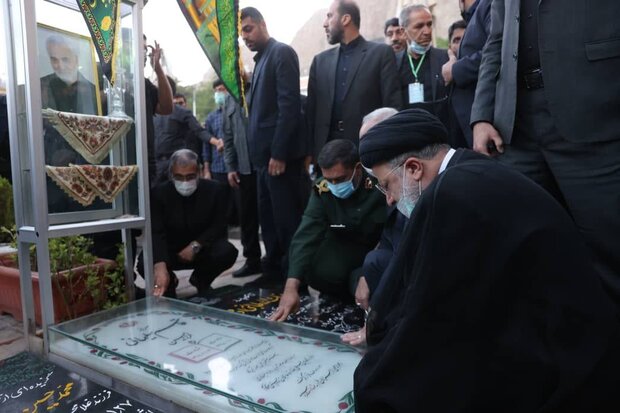 Reisi, Şehit General Süleymani için fatiha okudu Reisi, Şehit General Süleymani için fatiha okudu