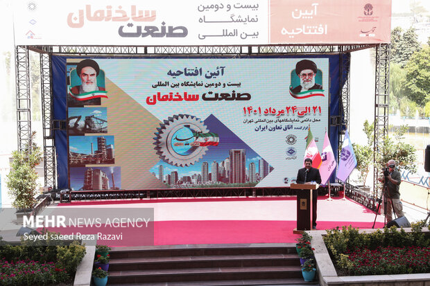 محمد مخبر معاون اول رئیس جمهور در حال سخنرانی در مراسم افتتاح  بیست و دومین نمایشگاه بین المللی صنعت ساختمان است
