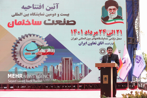 محمد مخبر معاون اول رئیس جمهور در حال سخنرانی در مراسم افتتاح  بیست و دومین نمایشگاه بین المللی صنعت ساختمان است