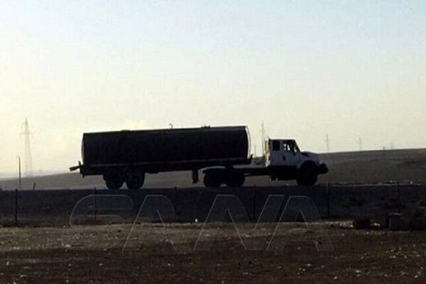 القوات الأمريكية تخرج حمولة 89 صهريجا من النفط السوري من حقول الجزيرة السورية