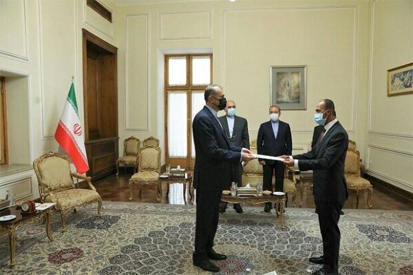Kuwaiti ambassador submits credentials to Iran FM