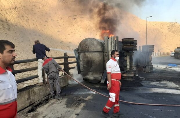 وقوع ۴ حادثه در دشتستان/ از واژگونی مینیبوس تا آتشگرفتن تانکر