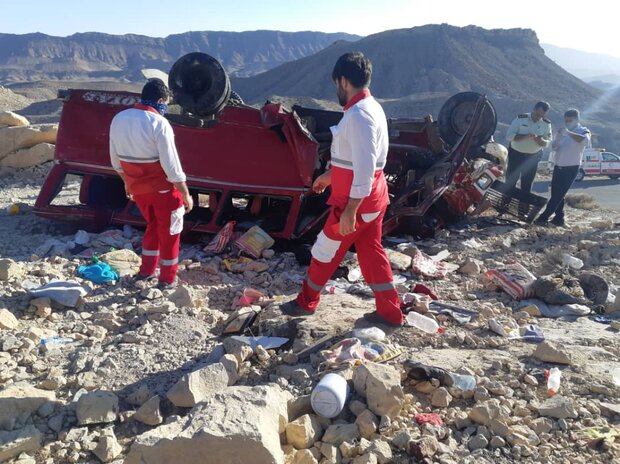 وقوع ۴ حادثه در دشتستان/ از واژگونی مینی‌بوس تا آتش‌گرفتن تانکر