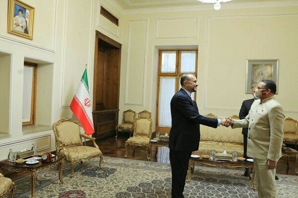 Kuwaiti ambassador submits credentials to Iran FM