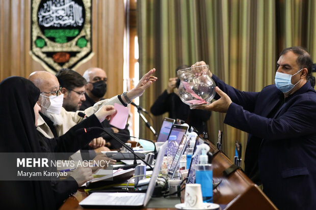 مهدی چمران  در حال انداختن رای خود برای انتخابات هیات رئیسه شورای شهر تهران است 