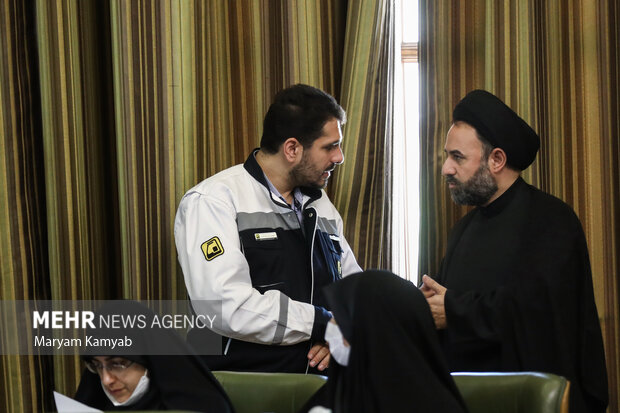 اعضای شورای شهر تهران در حال گفتگو با یکدیگر در جلسه شورای اسلامی شهر تهران هستند