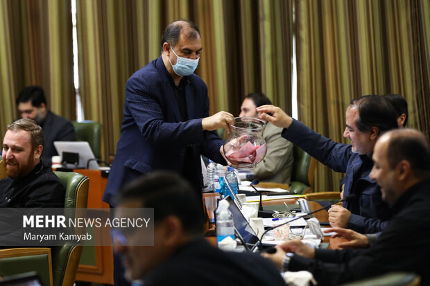 رای گیری انتخابات هیات رئیسه شورای شهر تهران در جلسه علنی شورای اسلامی شهر تهران انجام شد