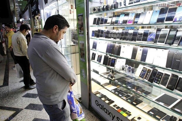 از بازتاب حمله به سلمان رشدی تا خرید موبایل فقط با کد ملی