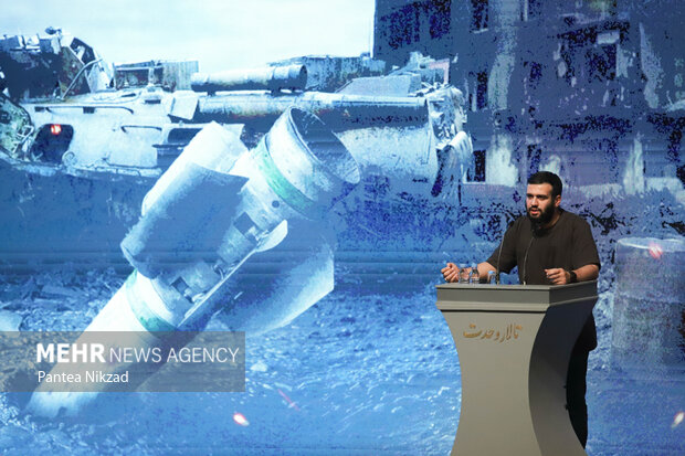 یکی از نمایندگان خبرنگاران در حال سخنرانی در آیین بزرگداشت روز خبرنگار است