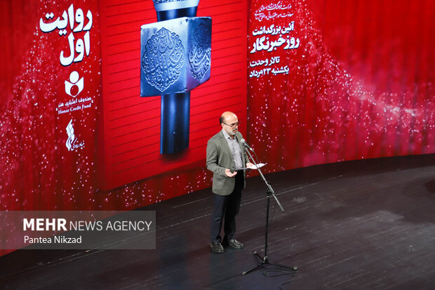 حمید فروتن رئیس انجمن عکاسان مطبوعاتی ایران در حال سخنرانی در آیین بزرگداشت روز خبرنگار است