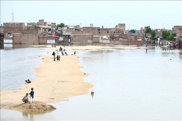 Pakistan'da şiddetli yağışlar sebebiyle 10 kişi öldü
 Pakistan'da şiddetli yağışlar sebebiyle 10 kişi öldü
