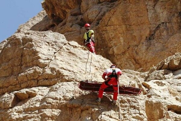 نجات کوهنورد آسیب دیده در ارتفاعات روستای «فشاه» شهرستان طبس