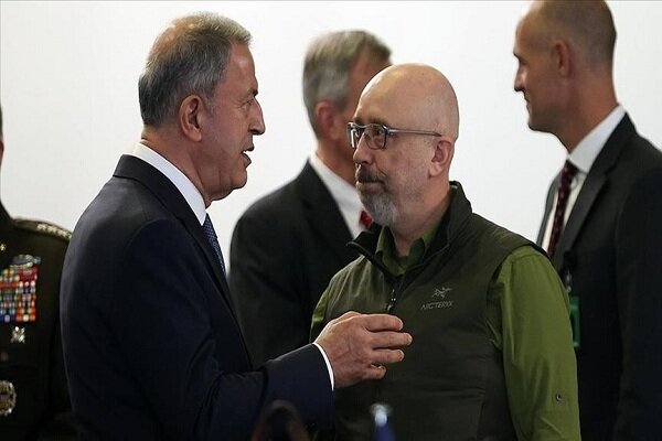 وزرای دفاع ترکیه و اوکراین گفتگو کردند