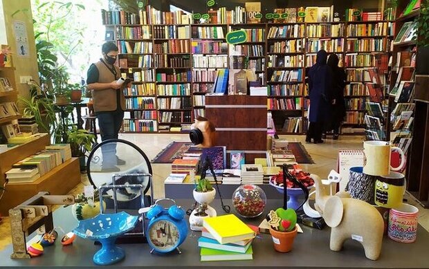 راهی جز تخلیه وجود ندارد/کتابفروشیهای انقلاب در تصرف بانکها؟