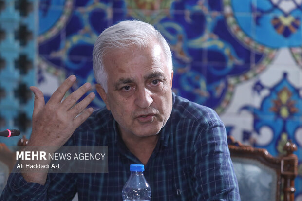 سعید صادقی از پیشکسوتان عکاسی خبری در حال سخنرانی در نشست خبری ششمین دوره نشان سال عکس مطبوعاتی ایران  است