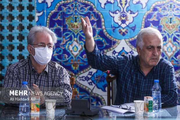 سعید صادقی و اسماعیل عباسی از پیشکسوتان عکاسی خبری در نشست خبری ششمین دوره نشان سال عکس مطبوعاتی ایران  حضور دارند