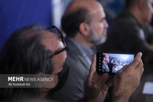 سیف الله صمدیان در حال عکاسی از نشست خبری ششمین دوره نشان سال عکس مطبوعاتی ایران  است