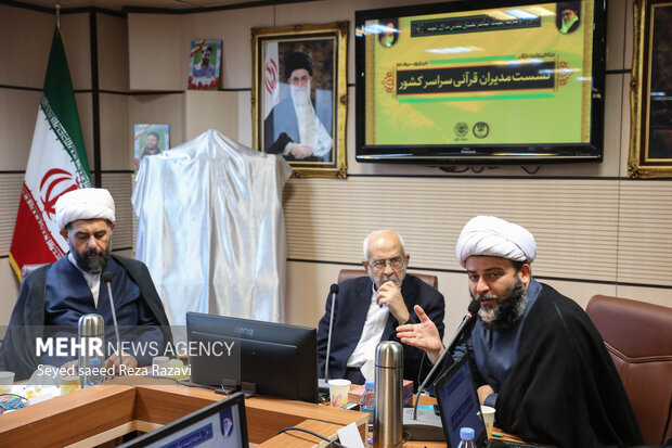 حجت الاسلام و المسلمین محمد قمی رئیس سازمان تبلیغات اسلامی در  حال سخنرانی در مراسم نشست مدیران قرآنی سراسر کشور است