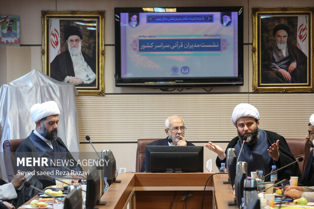 حجت الاسلام و المسلمین محمد قمی رئیس سازمان تبلیغات اسلامی در  حال سخنرانی در مراسم نشست مدیران قرآنی سراسر کشور است