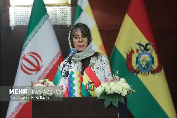رومینا گوادالوپه پرز راموس سفیر بولیوی در تهران در حال سخنرانی در مراسم صد و نود و هفتمین سالگرد استقلال بولیوی است