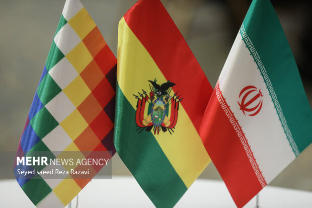  پرچم مقدس جمهوری اسلامی ایران و پرچم بولیوی در تصویر دیده میشود 