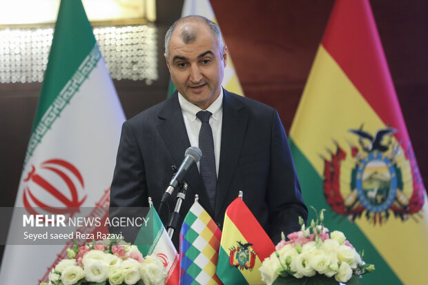احمد قربانف سفیر ترکمنستان در ایران در حال سخنرانی در مراسم صد و نود و هفتمین سالگرد استقلال بولیوی است