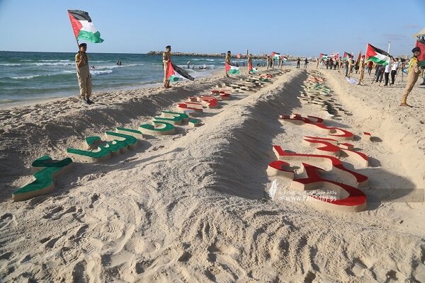 ساحل غزه به اسامی کودکان شهید <a href='https://sayeb.ir/tag/%d9%81%d9%84%d8%b3%d8%b7%db%8c%d9%86'>فلسطین</a>ی مزین شد