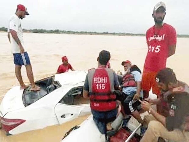 پاکستان؛ کراچی سے حیدآباد جانے والی گاڑی سیلابی ریلے میں بہہ گئی، 7 افراد لاپتہ