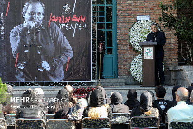  علیرضا تابش مشاور معاون میراث فرهنگی در حال سخنرانی در مراسم وداع و تشییع پیکر بابک برزویه است