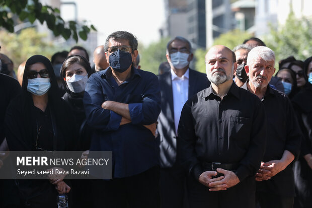 حمید فروتن رئیس هیأت مدیره انجمن صنفی عکاسان مطبوعاتی ایران در مراسم وداع و تشییع پیکر بابک برزویه حضور دارد
