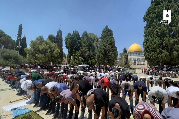 ۵۵ هزار فلسطینی در نماز جمعه مسجدالاقصی مشارکت کردند+ تصاویر