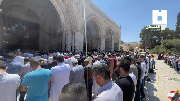 ۵۵ هزار فلسطینی در نماز جمعه مسجدالاقصی مشارکت کردند+ تصاویر