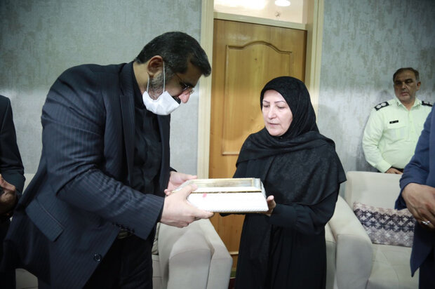 وزیر فرهنگ و ارشاد با خانواده شهید «بای» دیدار و گفتگو کرد