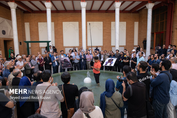 مراسم ششمین دوره نشان عکس سال مطبوعاتی بعدازظهر امروز جمعه ۲۸ مرداد ماه ۱۴۰۱ با حضور عکاسان مطبوعاتی و با معرفی اعلام نفرات برگزیدگان هر بخش در فرهنگستان هنر به کار خود پایان داد.
در بخش تک عکس ورزشی مریم کامیاب عکاس خبرگزاری مهر موفق به دریافت ششمین دوره نشان عکس سال مطبوعاتی شد