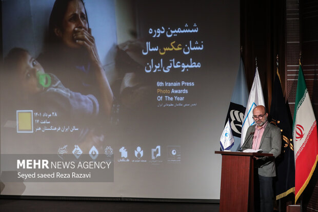 حمید فروتن رئیس هیأت مدیره انجمن صنفی عکاسان مطبوعاتی ایران در  حال سخنرانی در مراسم ششمین دوره نشان عکس سال مطبوعاتی است