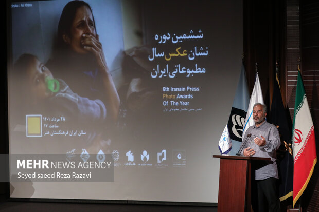 محمد مهدی عسگرپور مدیرعامل خانه هنرمندان در حال سخنرانی در مراسم ششمین دوره نشان عکس سال مطبوعاتی است