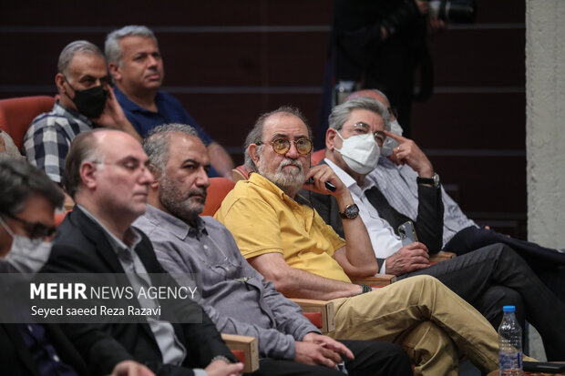 محمد فرنود عکاس پیشکسوت در مراسم ششمین دوره نشان عکس سال مطبوعاتی حضور دارد