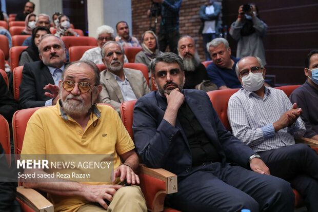 محمد فرنود عکاس پیشکسوت و ایمان شمسایی مدیرکل مطبوعات و خبرگزاری‌های داخلی در مراسم ششمین دوره نشان عکس سال مطبوعاتی حضور دارند