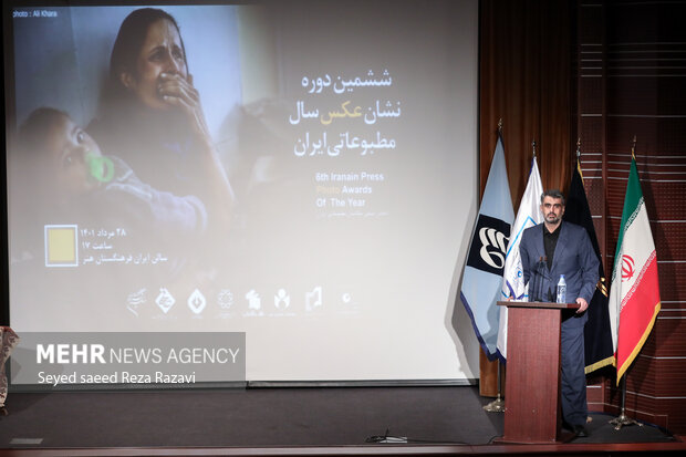 ایمان شمسایی مدیرکل مطبوعات و خبرگزاری‌های داخلی در حال سخنرانی در مراسم ششمین دوره نشان عکس سال مطبوعاتی است
